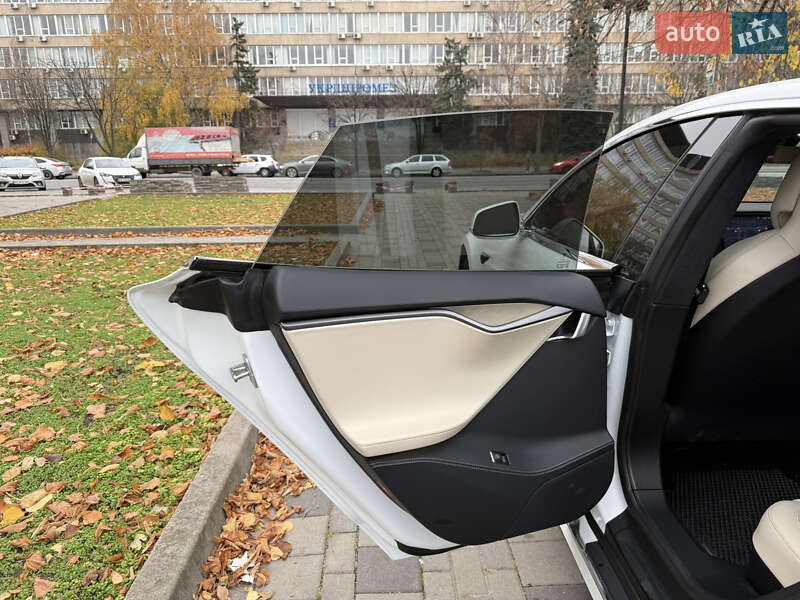 Ліфтбек Tesla Model S 2019 в Дніпрі фото 30 Ліфтбек Tesla Model S 2019 в Дніпрі