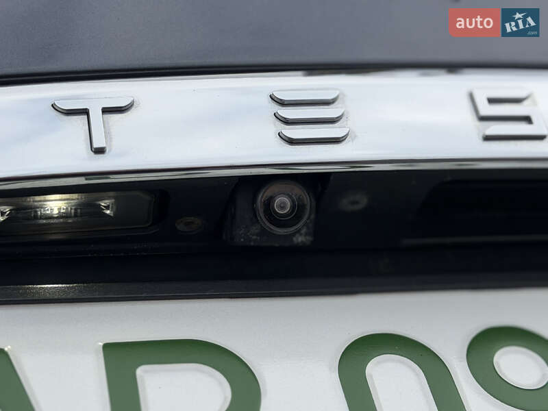 Лифтбек Tesla Model S 2018 в Виннице