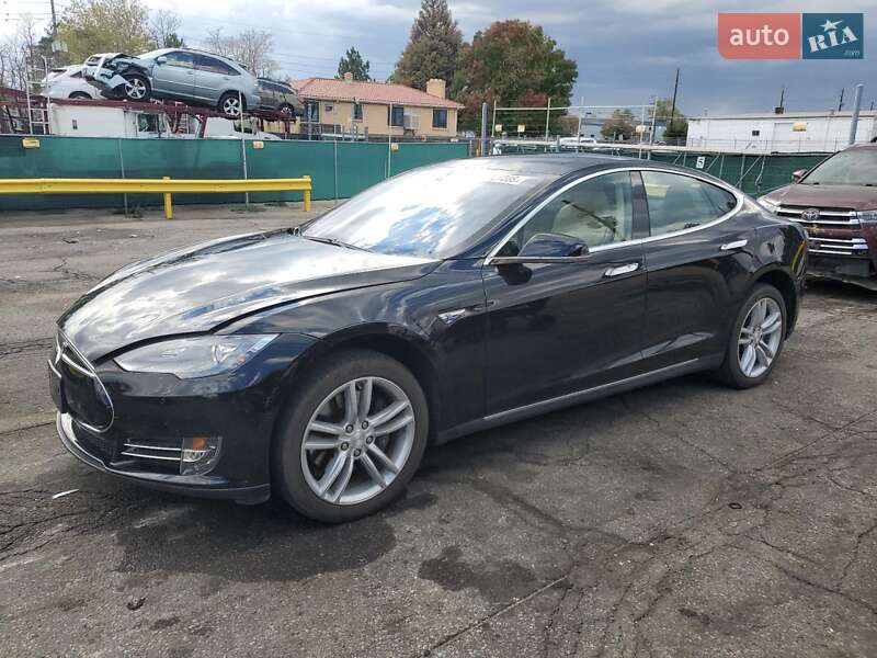 Tesla Model S 2015