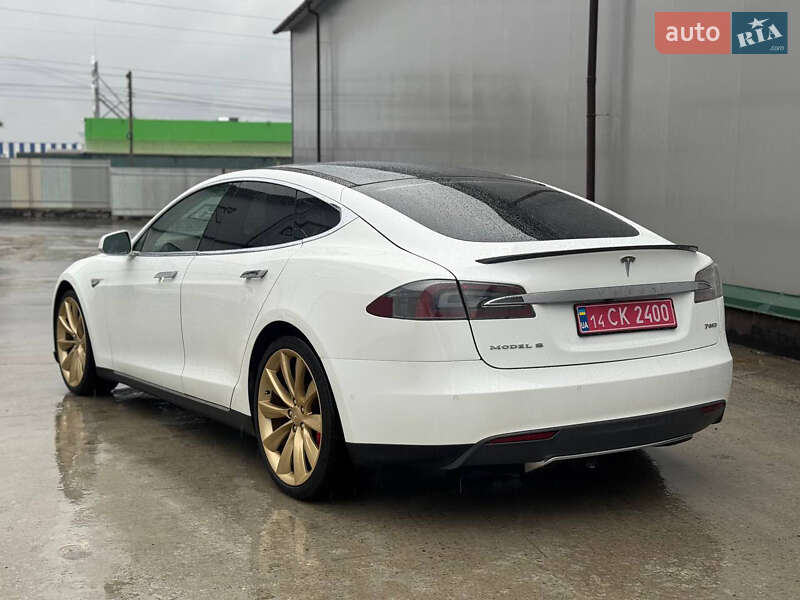 Лифтбек Tesla Model S 2015 в Виннице