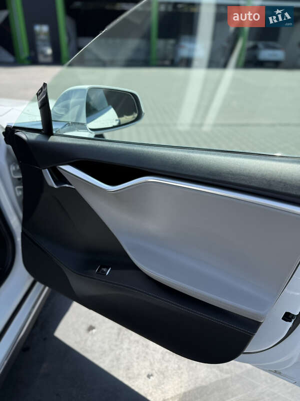 Ліфтбек Tesla Model S 2015 в Чернівцях