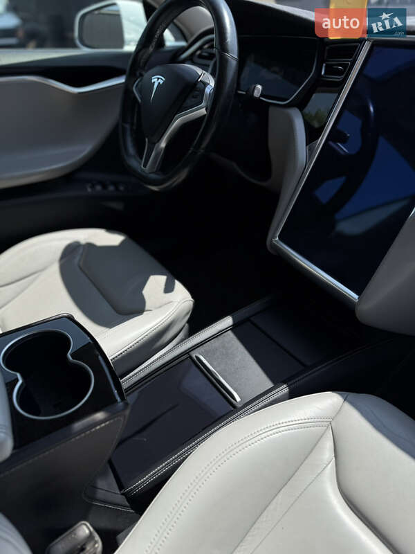 Ліфтбек Tesla Model S 2015 в Чернівцях