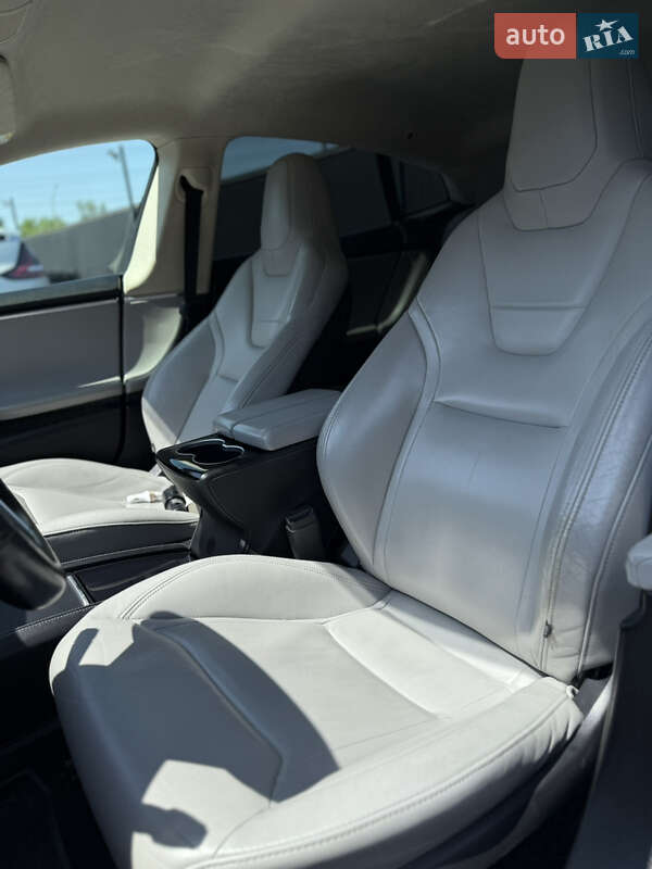 Ліфтбек Tesla Model S 2015 в Чернівцях