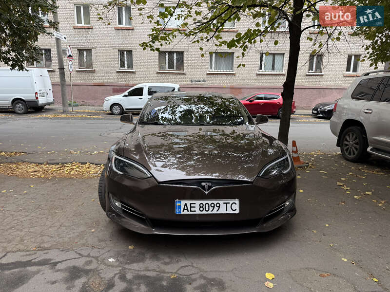 Ліфтбек Tesla Model S 2014 в Дніпрі фото 27 Ліфтбек Tesla Model S 2014 в Дніпрі