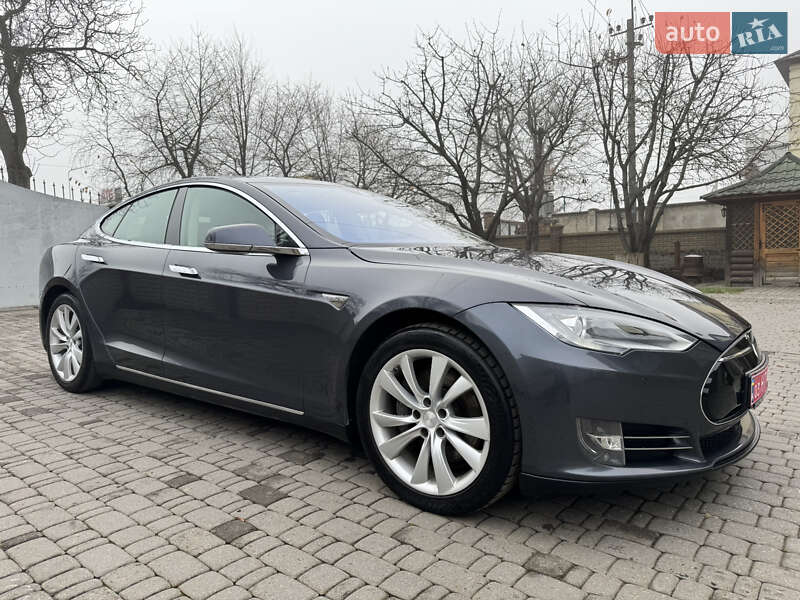Ліфтбек Tesla Model S 2015 в Чернівцях