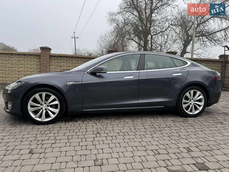 Ліфтбек Tesla Model S 2015 в Чернівцях