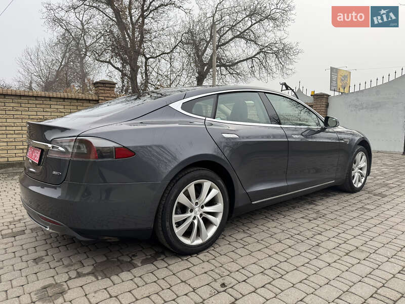 Ліфтбек Tesla Model S 2015 в Чернівцях