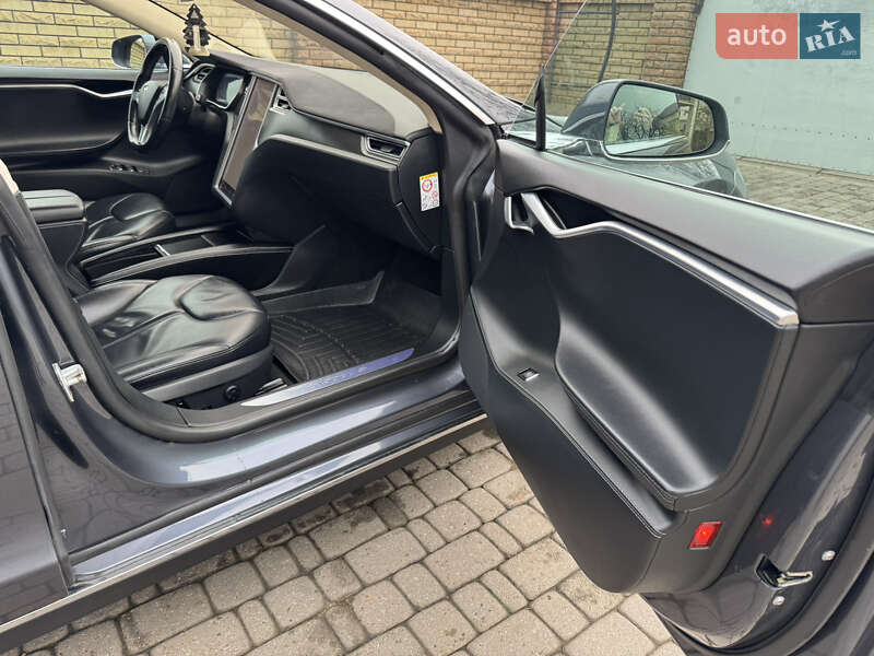 Ліфтбек Tesla Model S 2015 в Чернівцях