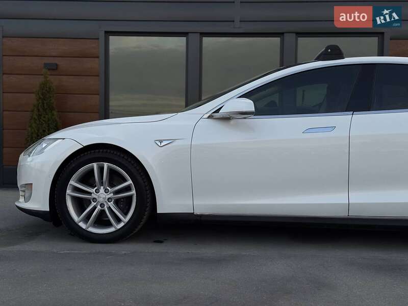 Ліфтбек Tesla Model S 2015 в Рівному фото 10 Ліфтбек Tesla Model S 2015 в Рівному