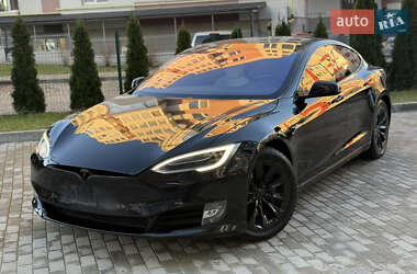 Лифтбек Tesla Model S 2017 в Львове