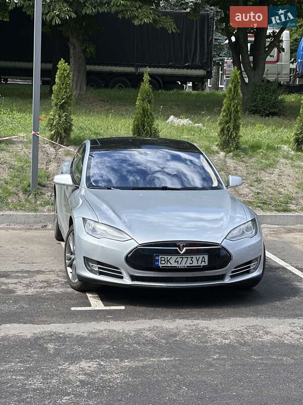 Ліфтбек Tesla Model S 2015 в Рівному