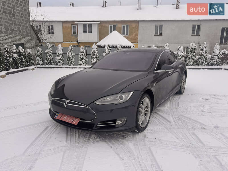 Лифтбек Tesla Model S 2016 в Львове фото Лифтбек Tesla Model S 2016 в Львове