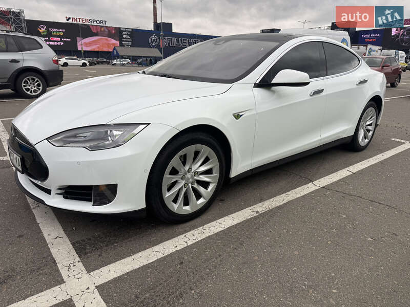 Tesla Model S 2015
