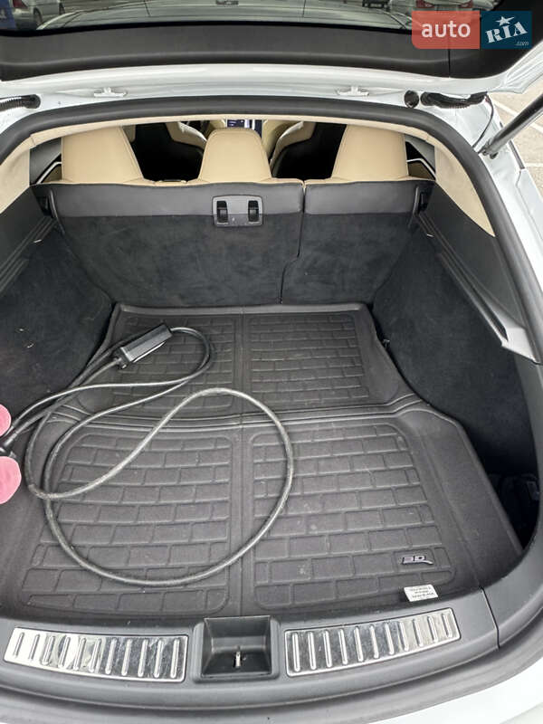 Ліфтбек Tesla Model S 2015 в Києві