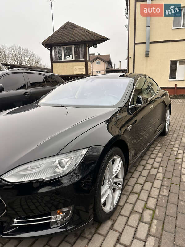 Лифтбек Tesla Model S 2015 в Черновцах