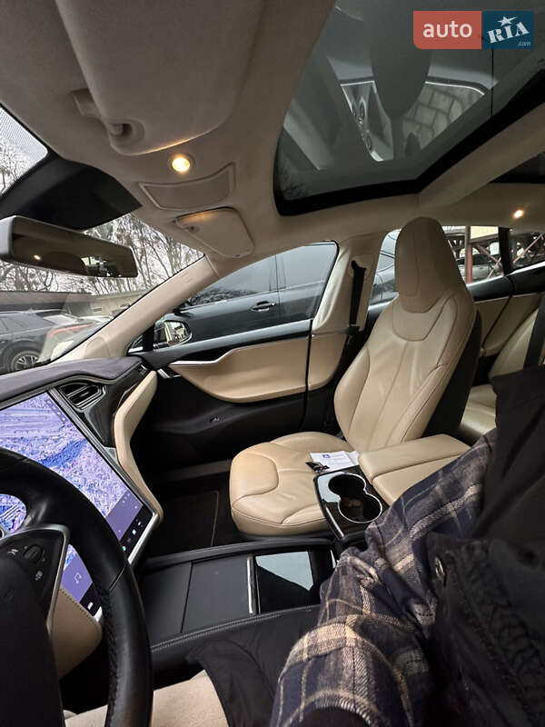 Лифтбек Tesla Model S 2015 в Черновцах