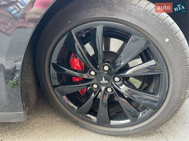 Лифтбек Tesla Model S 2015 в Киеве