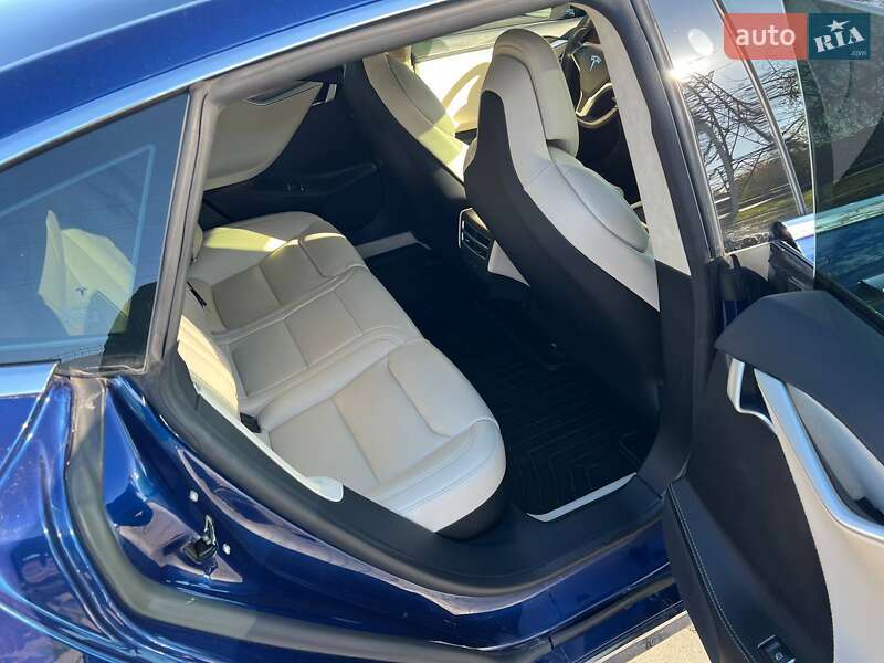 Лифтбек Tesla Model S 2017 в Кременчуге