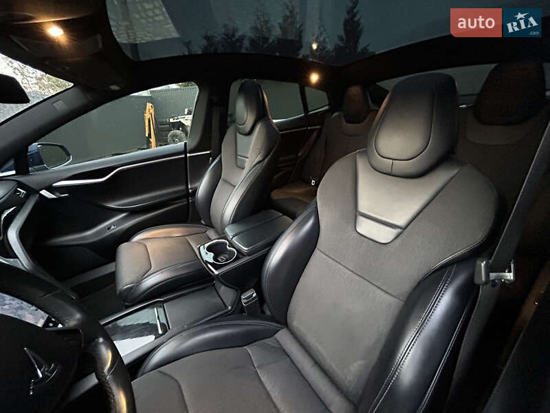 Ліфтбек Tesla Model S 2017 в Львові