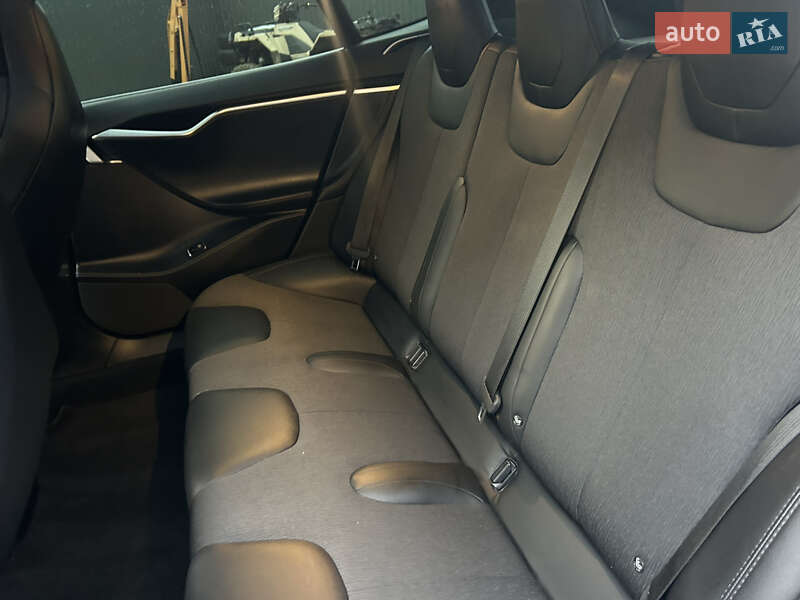 Ліфтбек Tesla Model S 2017 в Львові