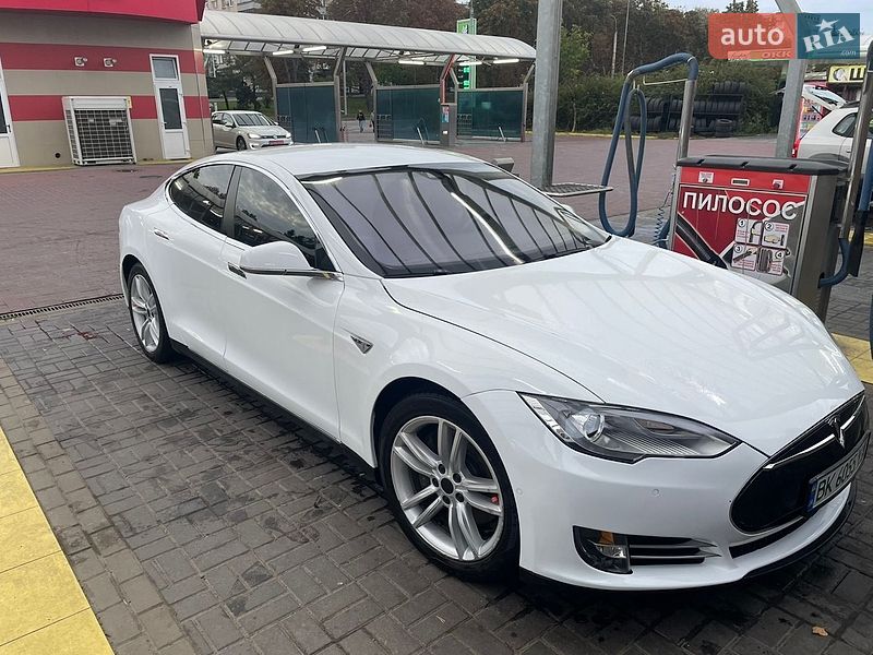 Tesla Model S 2015
