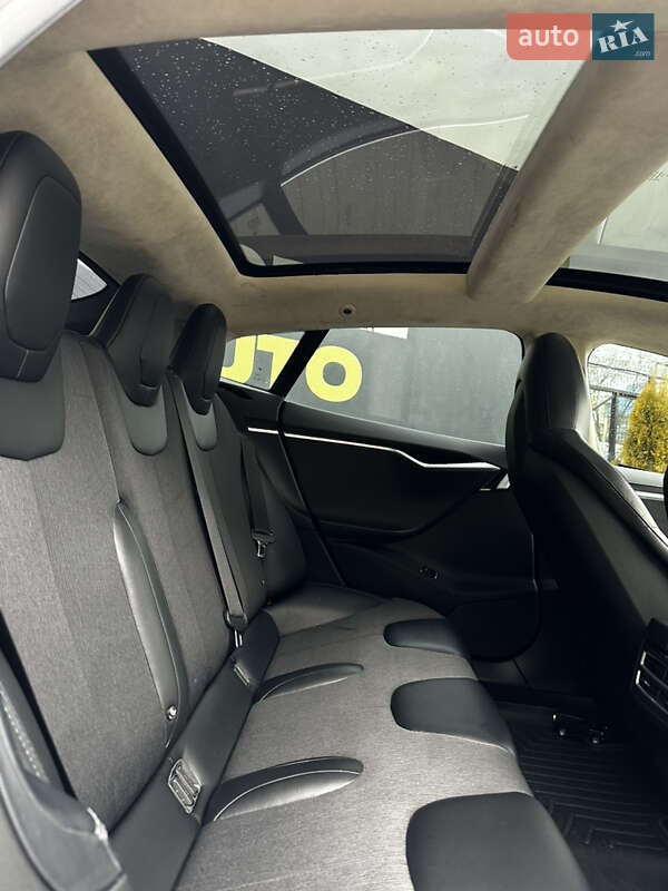 Лифтбек Tesla Model S 2016 в Львове