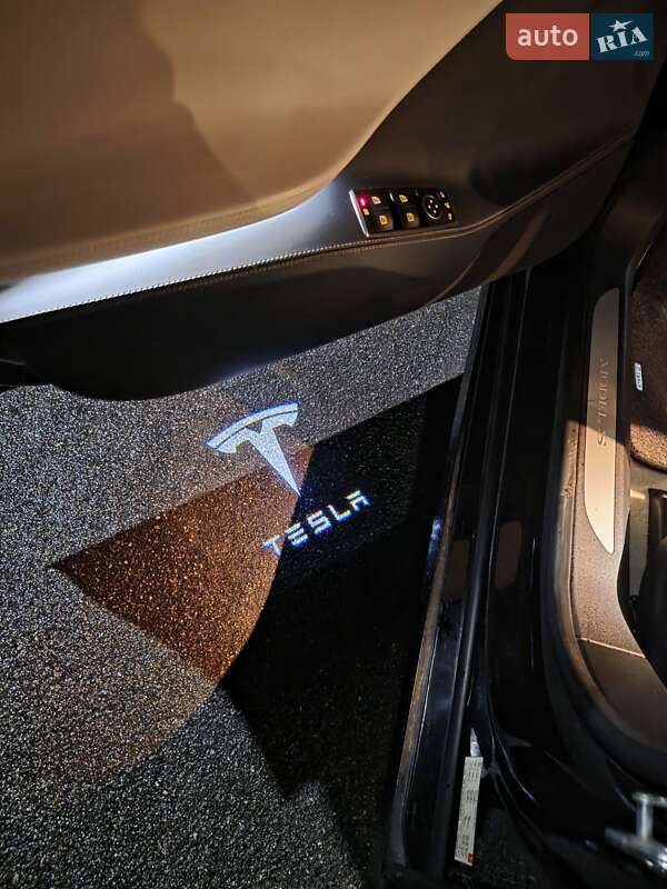 Лифтбек Tesla Model S 2019 в Киеве