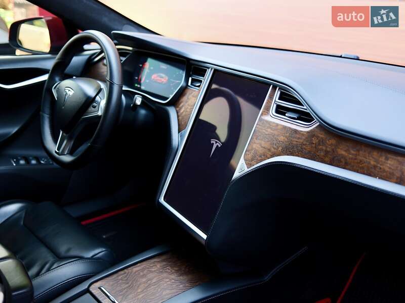 Лифтбек Tesla Model S 2017 в Сходнице