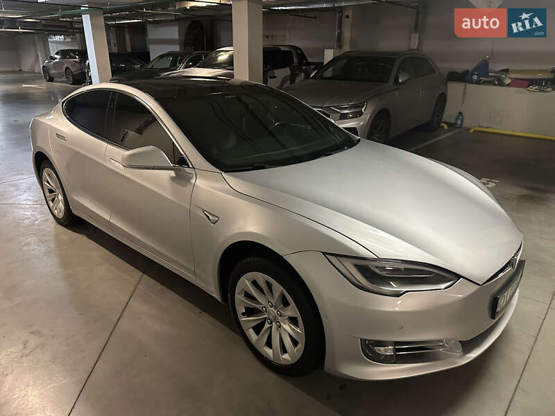 Лифтбек Tesla Model S 2018 в Киеве