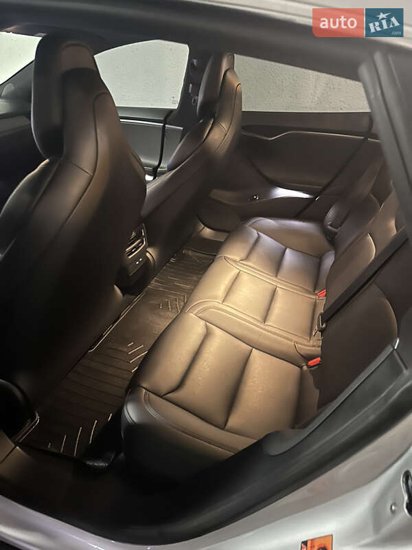 Лифтбек Tesla Model S 2018 в Киеве