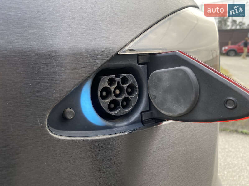 Ліфтбек Tesla Model S 2017 в Києві