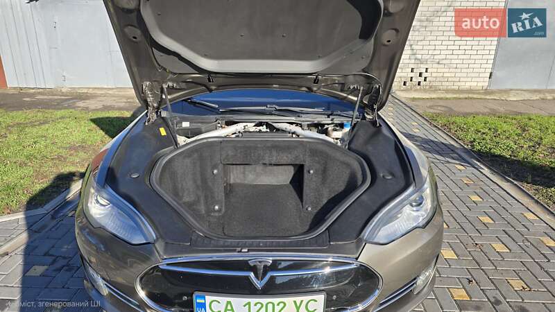 Ліфтбек Tesla Model S 2016 в Черкасах фото 16 Ліфтбек Tesla Model S 2016 в Черкасах