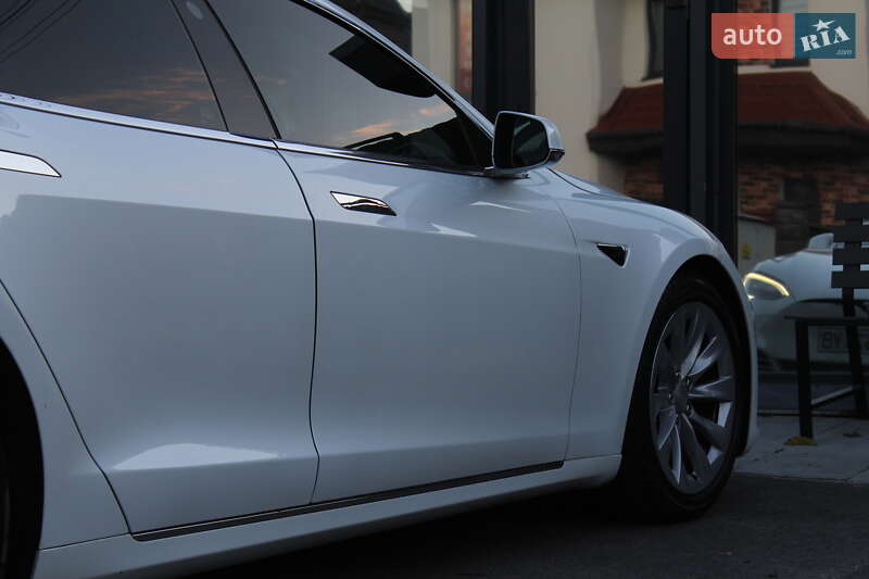 Лифтбек Tesla Model S 2019 в Киеве