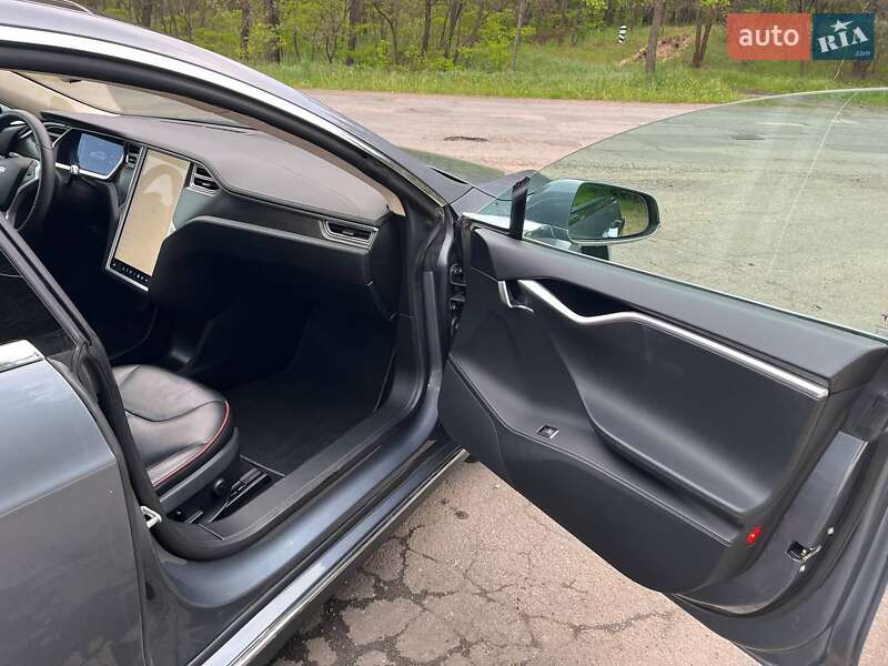 Лифтбек Tesla Model S 2013 в Саврани