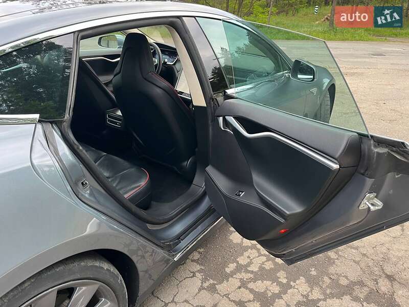 Лифтбек Tesla Model S 2013 в Саврани