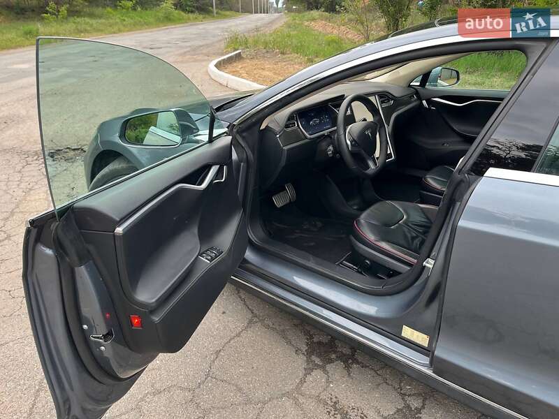 Лифтбек Tesla Model S 2013 в Саврани