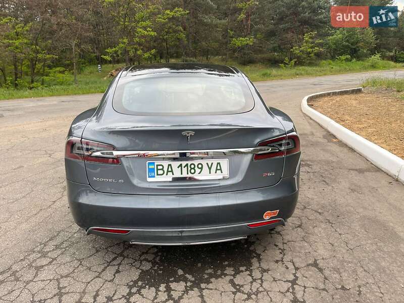 Лифтбек Tesla Model S 2013 в Саврани