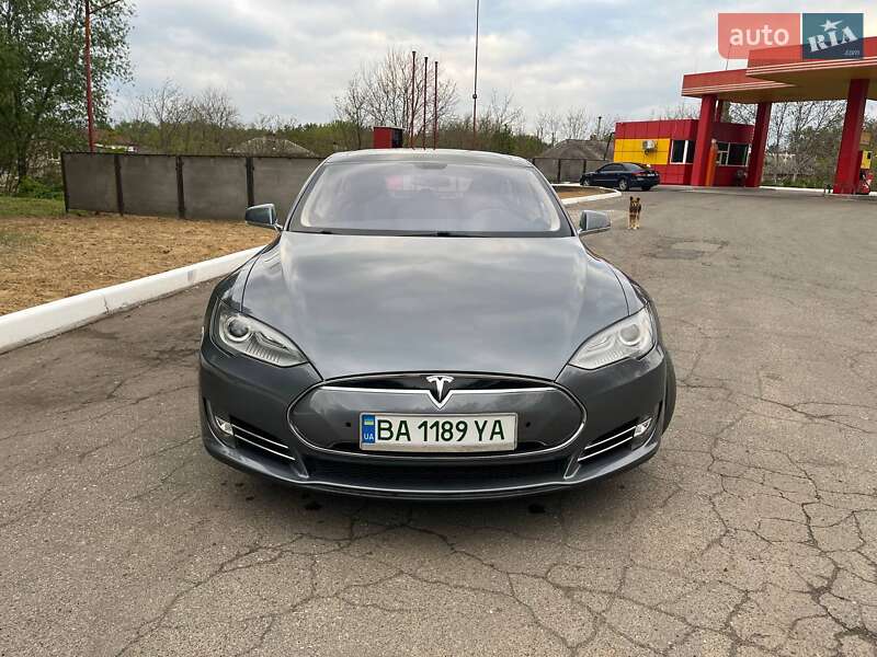 Лифтбек Tesla Model S 2013 в Саврани