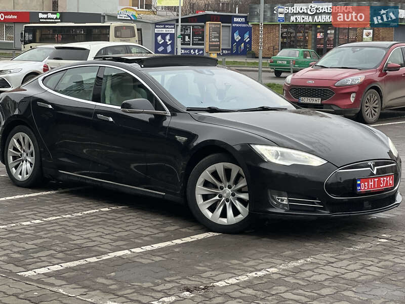 Лифтбек Tesla Model S 2015 в Луцке