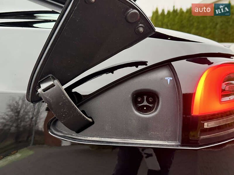 Ліфтбек Tesla Model S 2023 в Стрию