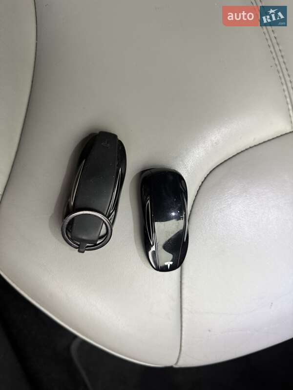 Лифтбек Tesla Model S 2013 в Киеве