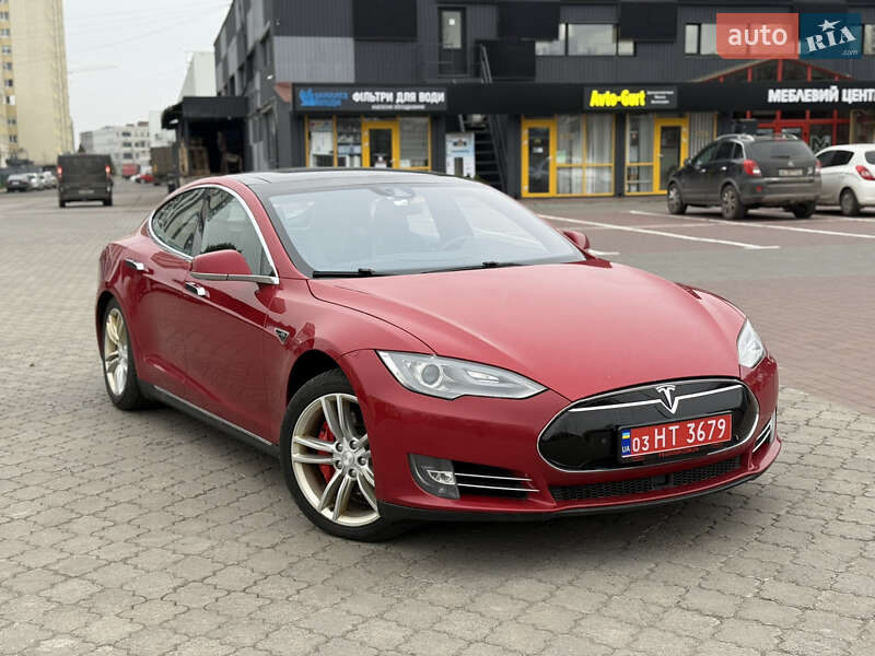 Лифтбек Tesla Model S 2015 в Луцке