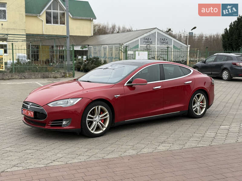 Лифтбек Tesla Model S 2015 в Луцке