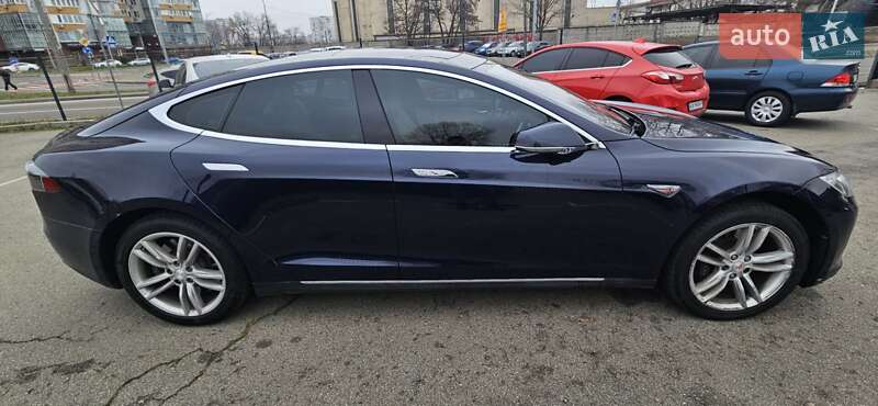 Лифтбек Tesla Model S 2015 в Киеве фото 5 Лифтбек Tesla Model S 2015 в Киеве
