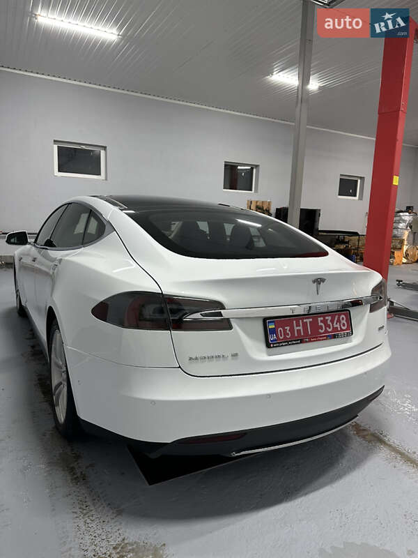 Лифтбек Tesla Model S 2015 в Миргороде