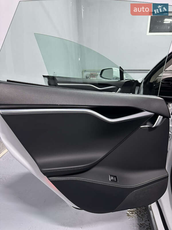 Лифтбек Tesla Model S 2015 в Миргороде