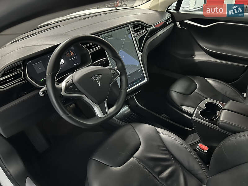 Лифтбек Tesla Model S 2015 в Миргороде