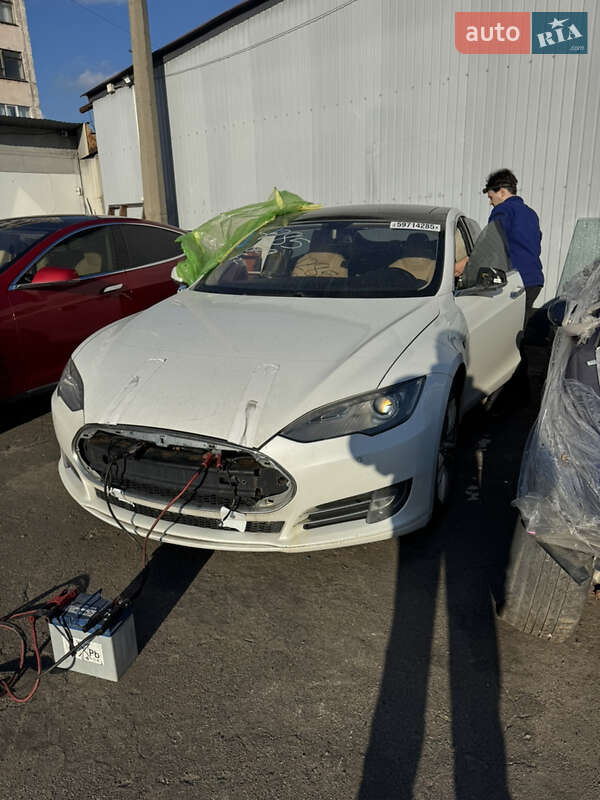 Лифтбек Tesla Model S 2014 в Киеве