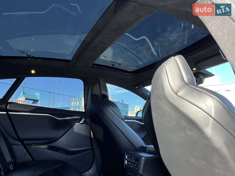 Лифтбек Tesla Model S 2017 в Киеве