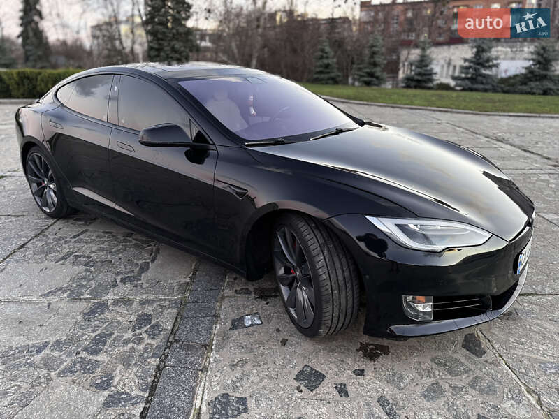Лифтбек Tesla Model S 2017 в Черкассах